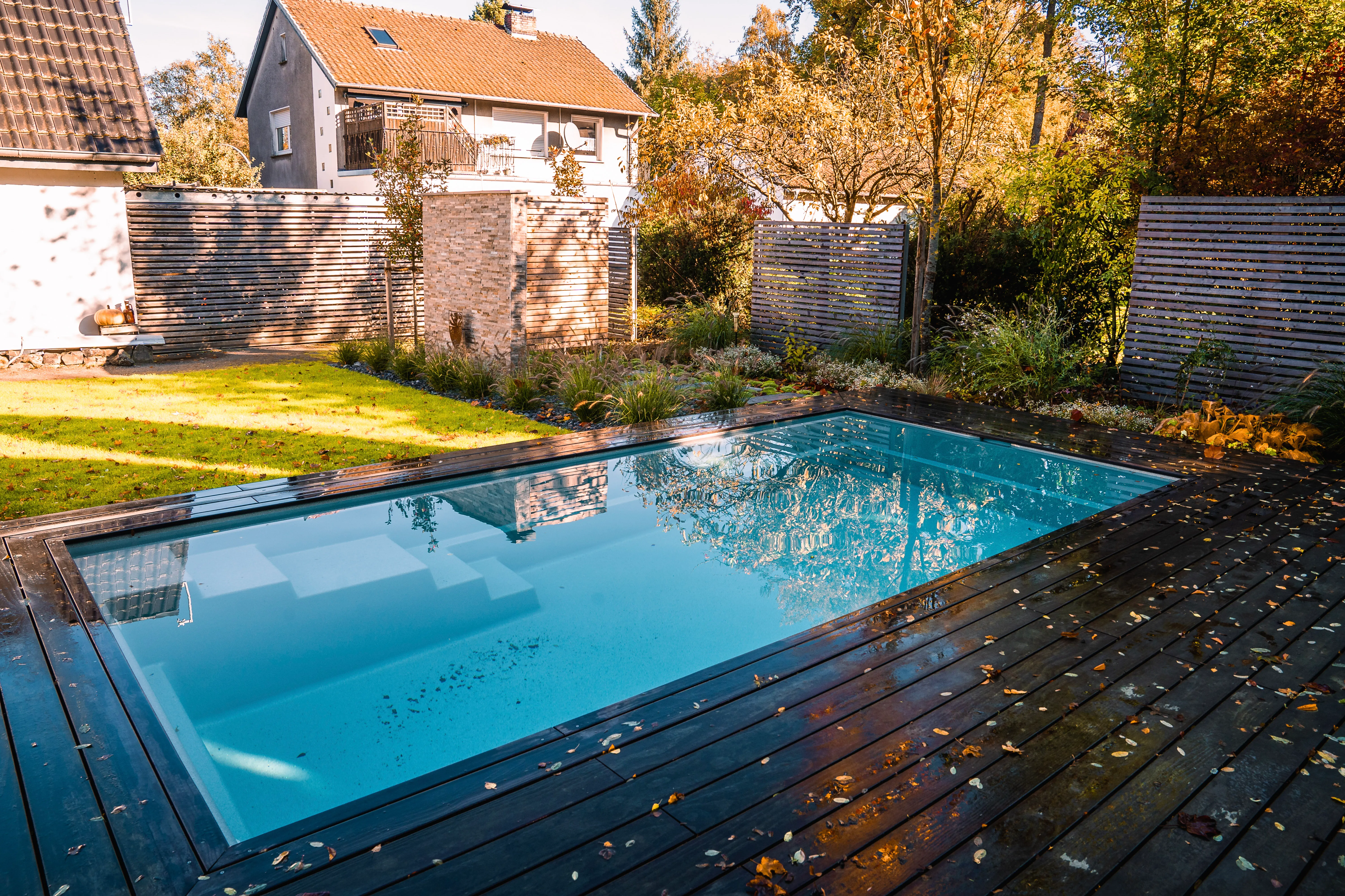 Der Garten fällt ab. Wo soll ein Becken waagerecht liegen?