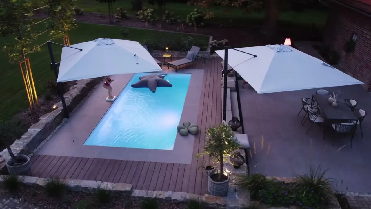 Poolgarten von oben: Weite Fläche, kurzer Weg. Das Becken liegt am Haus, der Garten dahinter bleibt Garten.