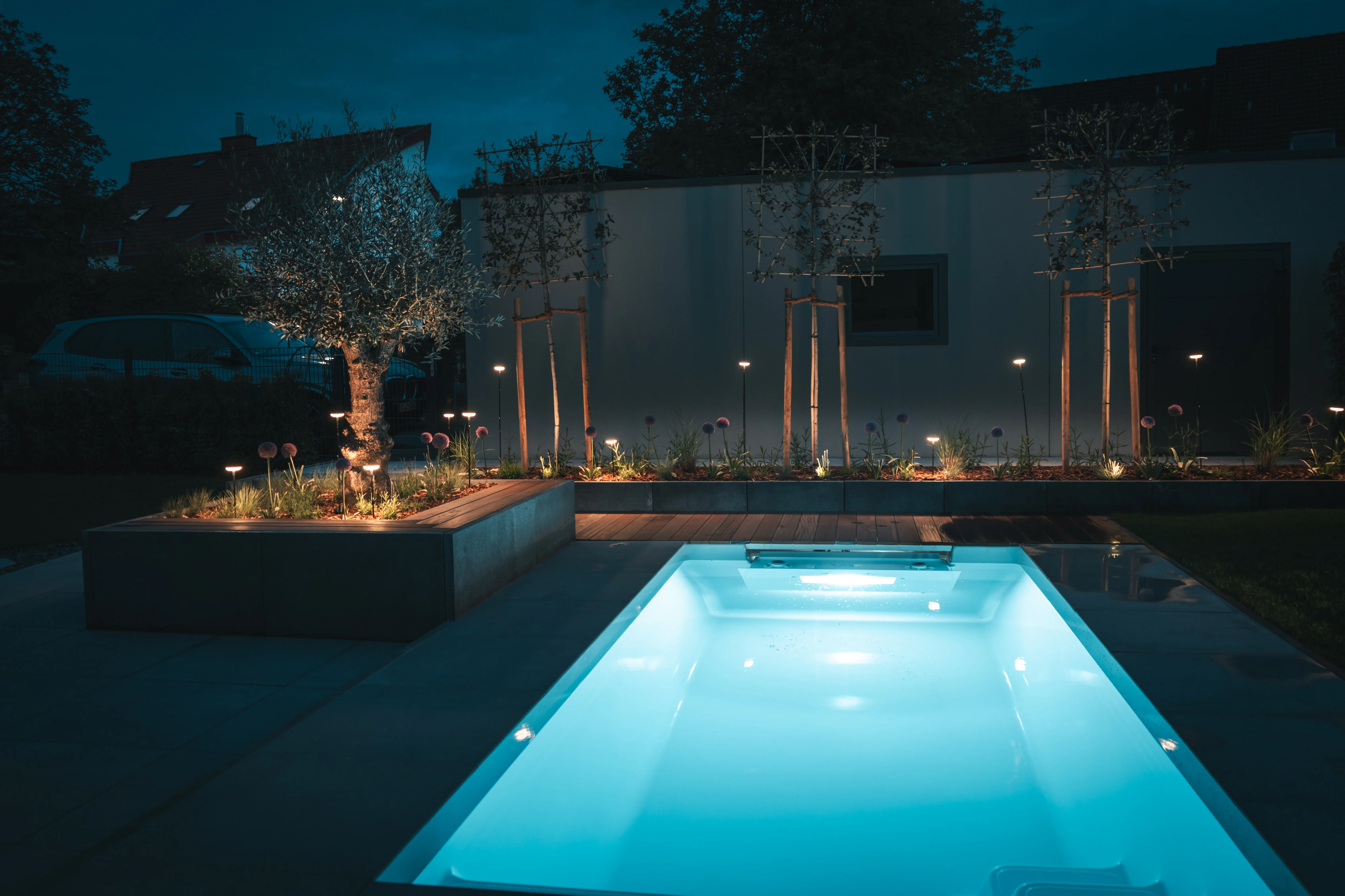 Poolgarten von oben: Wenn es dunkel wird. Licht im Wasser, Licht im Beet. Abends die zweite Nutzung.