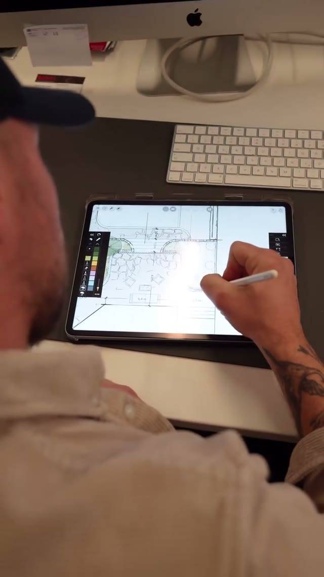 Jan Hartkämper zeichnet einen Gartenplan auf dem Tablet: Grundriss mit Becken, Terrasse und Beeten.