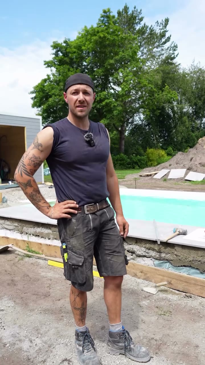 Jan Hartkämper steht an der Baustelle, im Hintergrund das gesetzte Becken.