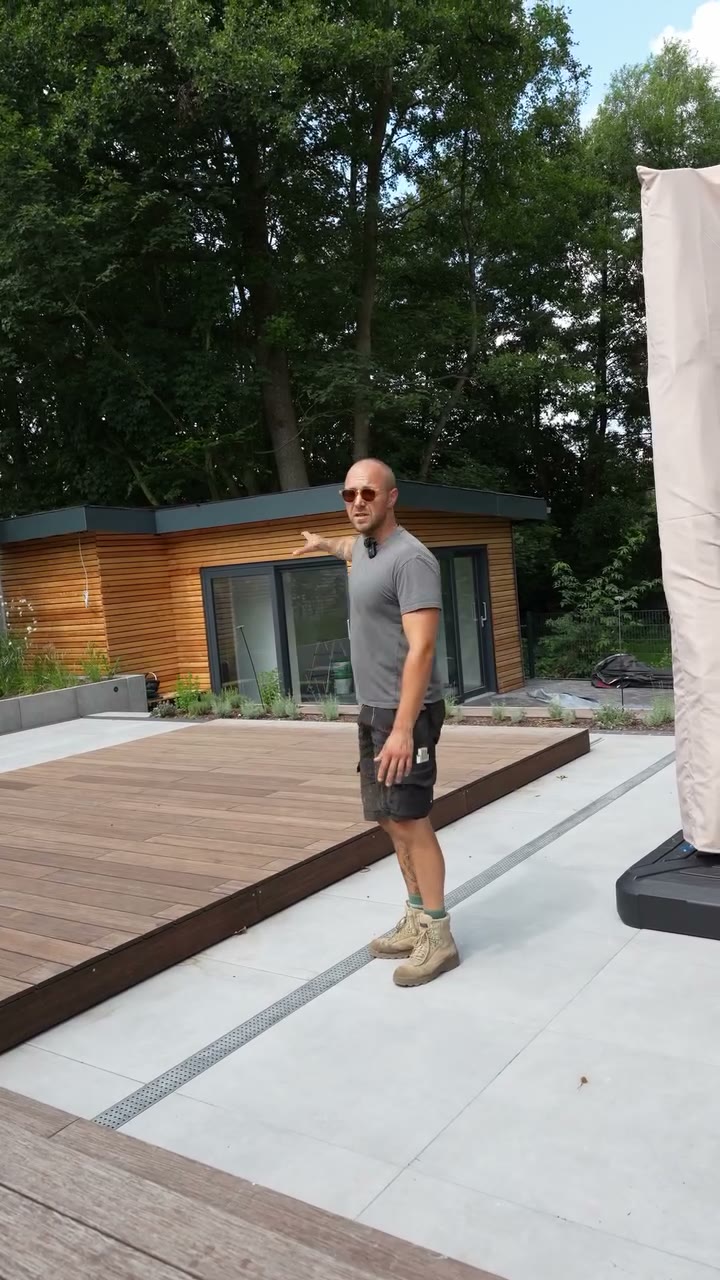 Jan Hartkämper zeigt den fertigen Pool mit Holzdeck und Sichtschutz in Gütersloh.